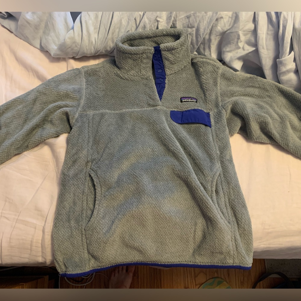 Patagonia pullover. Good condition with some minor wear.
